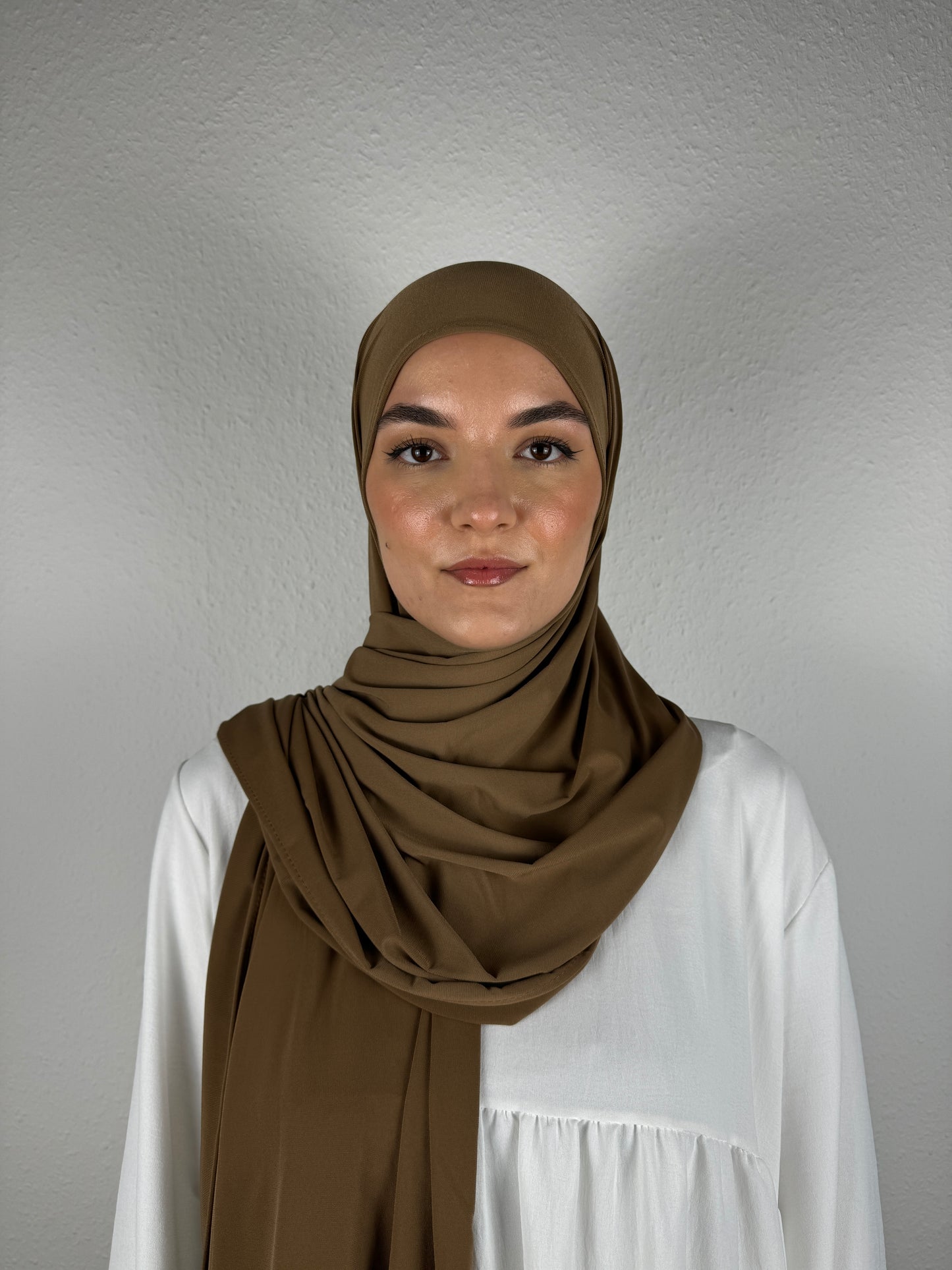 Premium Jersey Hijab, Farbe Braun, Vorderseite
